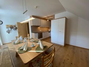 Kuchyň nebo kuchyňský kout v ubytování Lindnerhof Urlaub am Bauernhof