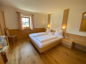 Ένα ή περισσότερα κρεβάτια σε δωμάτιο στο Lindnerhof Urlaub am Bauernhof