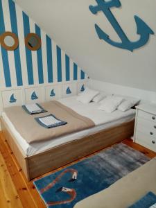 Un pat sau paturi într-o cameră la Bukowe Zacisze