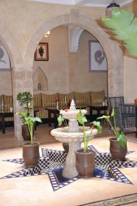 Hotel Riad Ben Atar tesisinde bir restoran veya yemek mekanı