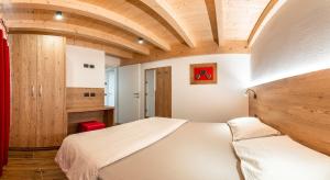 Giường trong phòng chung tại Ciasa Sas da le Doudesc