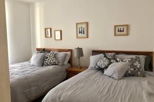 a bedroom with two beds with pillows at Fantástico departamento en San Miguel de Allende in San Miguel de Allende +31 photos