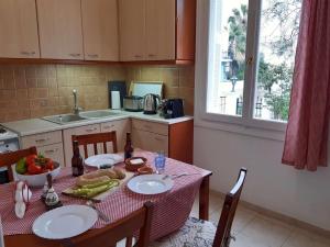 斯佩察島的住宿－Dapia Holiday Home，厨房配有餐桌和食物