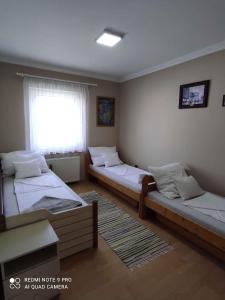 Tempat tidur dalam kamar di Apartment Gyenesdias 17