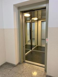 un corridoio vuoto con porte in vetro in un edificio di The View Apartment a Constanţa