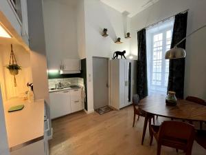 une cuisine et une salle à manger avec une table et une salle à manger dans l'établissement Charmant et spacieux studio (T1bis) - Bordeaux, Chartrons, à Bordeaux
