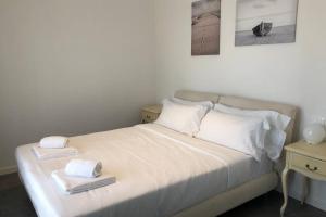 A bed or beds in a room at *CENTRAL LAKESIDE APT*Swimming Pool & Free Parking