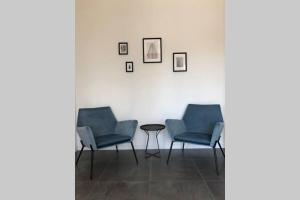 A seating area at *CENTRAL LAKESIDE APT*Swimming Pool & Free Parking