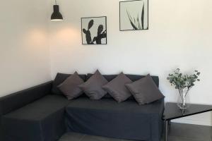 A seating area at *CENTRAL LAKESIDE APT*Swimming Pool & Free Parking