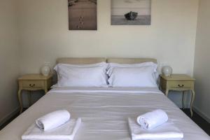 A bed or beds in a room at *CENTRAL LAKESIDE APT*Swimming Pool & Free Parking Még 37 kép