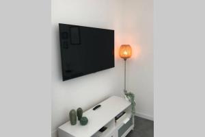 A television and/or entertainment centre at *CENTRAL LAKESIDE APT*Swimming Pool & Free Parking