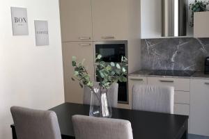 A kitchen or kitchenette at *CENTRAL LAKESIDE APT*Swimming Pool & Free Parking