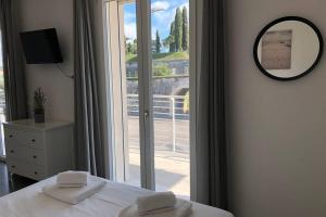A bed or beds in a room at *CENTRAL LAKESIDE APT*Swimming Pool & Free Parking