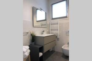 A bathroom at *CENTRAL LAKESIDE APT*Swimming Pool & Free Parking