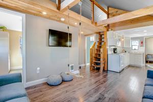 a living room with a couch and a kitchen at Siletz Bay Getaway in Lincoln City