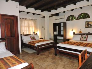 a bedroom with two beds in a room at Hotel Puerto Gaviota in Tonsupa
