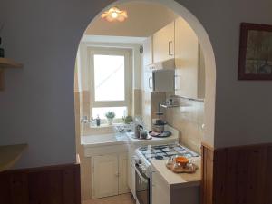 an archway in a kitchen with a stove and a sink at Casa Jolanda in Forlì del Sannio