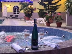 a bottle of wine and two glasses in a hot tub at Hotel Puerto Gaviota in Tonsupa