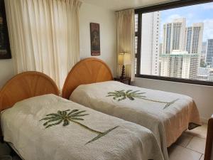 A bed or beds in a room at PonoAloha
