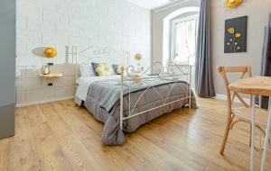 a bedroom with a bed and a wooden floor at L'Accademia dei Sogni in Sassari