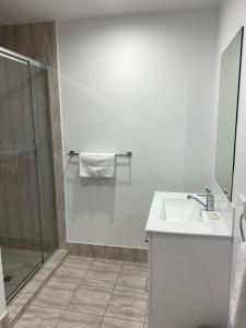 Un baño de The Palms Apartments