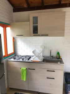 a kitchen with a sink and a stove at Cabañas Veracruz3 Cerritos in Pereira