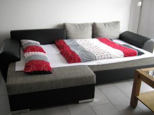 Una cama con dos almohadas encima. en Ferienwohnung Graf, en Lauf