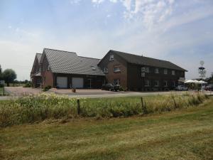 een huis met een auto ervoor geparkeerd bij Hotel Restaurant Jonkhans in Rees