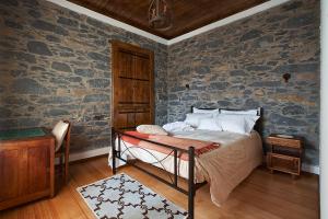 1 dormitorio con cama y pared de piedra en Ga281 en Funchal