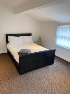 A bed or beds in a room at No 8 - LARGE 2 BED NEAR SEFTON PARK AND LARK LANE