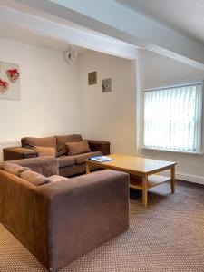 A seating area at No 8 - LARGE 2 BED NEAR SEFTON PARK AND LARK LANE