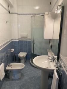 A bathroom at Molino Apartments