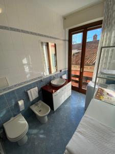 A bathroom at Molino Apartments