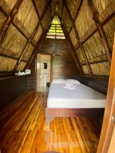 A bed or beds in a room at Termales del Arenal