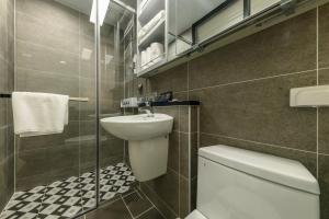La petite salle de bains est pourvue de toilettes et d'un lavabo. dans l'établissement Risen Ocean Park Hotel, à Sokcho
