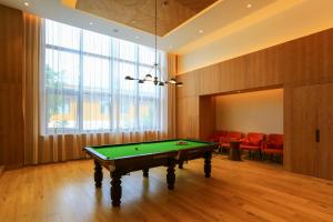 Pullman Changbaishan Resort tesisinde bir bilardo masası