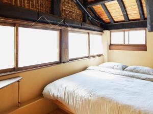 Tempat tidur dalam kamar di Hostel & Tatami Bar Uchikobare -内子晴れ-