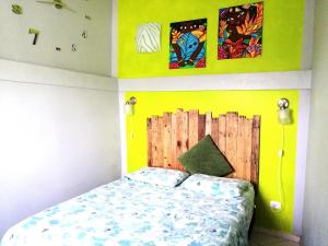 a bedroom with a bed with a wooden head board at Casa India Dormida in Valle de Anton