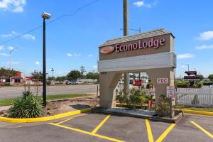 um posto de gasolina com um sinal num parque de estacionamento em Econo Lodge Inn & Suites I-64 & US 13 em Virginia Beach