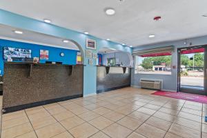 una sala de espera con paredes azules y un mostrador en Econo Lodge Inn & Suites I-64 & US 13, en Virginia Beach