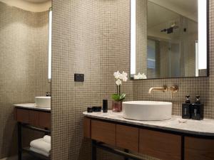 Crystalbrook Kingsley في نيوكاسل: حمام مغسلتين ومرآة