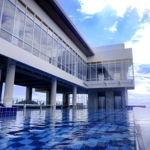 un edificio con piscina frente a él en The ZHM Premiere Padang, en Padang