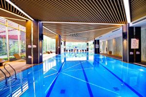 Bazén v ubytování Crowne Plaza Shanghai Xiayang Lake by IHG nebo v jeho okolí