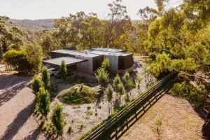 - une vue aérienne sur une maison dans les bois dans l'établissement Bohemia, à Daylesford