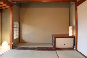金沢市にあるオヤド小将町の棚とテーブルのある壁のある部屋