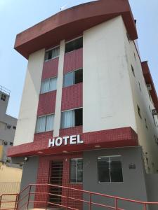 un hotel con un edificio rosso e bianco di Hotel Goiânia a Goiânia