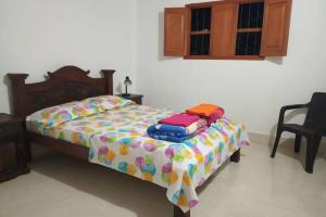 1 dormitorio con cama con edredón en Casa de Campo El Placer en La Playa de Belén, en La Playa
