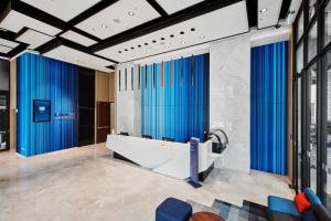 La salle de bains est pourvue d'une baignoire et de rideaux bleus. dans l'établissement Holiday Inn Express Kaohsiung Love River, an IHG Hotel, à Kaohsiung