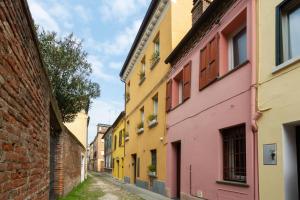 un vicolo in un centro storico con edifici colorati di Malagigi Guest House a Ferrara