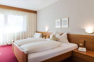 Posteľ alebo postele v izbe v ubytovaní Hotel Bauhof + 17 fotografií